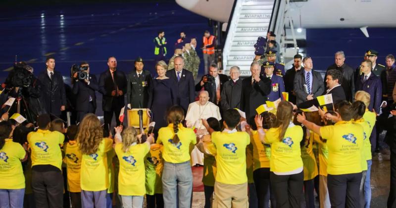 Francisco fue recibido por los reyes de Beacutelgica bajo la lluvia 