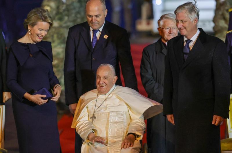 Francisco fue recibido por los reyes de Beacutelgica bajo la lluvia 