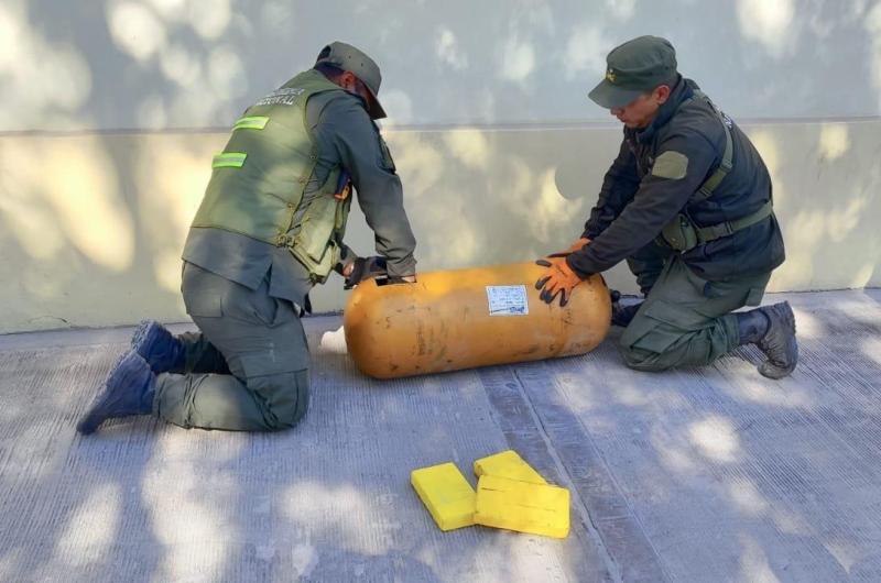 Incautaron 23 kilos de cocaiacutena ocultas en un cilindro de GNC