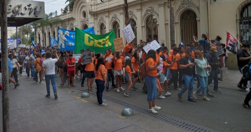 Tambieacuten en Jujuy marcharon por mayor presupuesto universitario