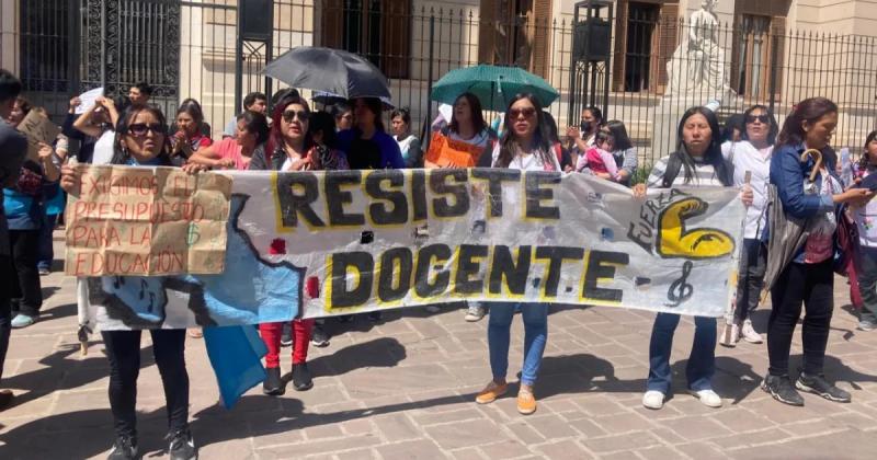 Docentes y otra muestra de rechazo a la poliacutetica salarial del gobierno jujentildeo