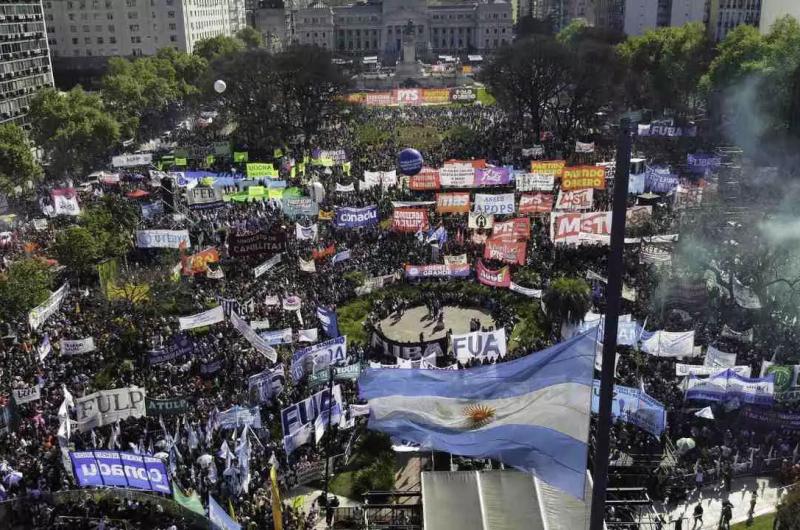 Masiva marcha universitaria por la ley de financiamiento 