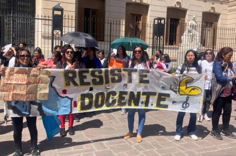 Docentes y otra muestra de rechazo a la poliacutetica salarial del gobierno jujentildeo