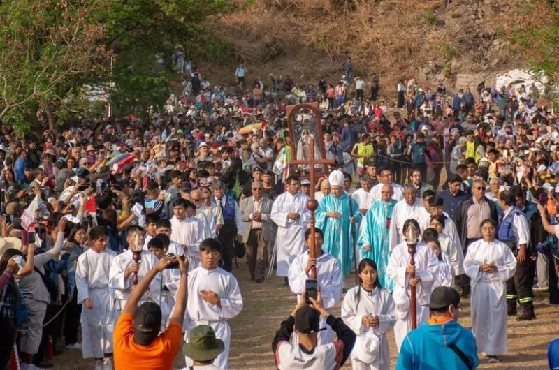 Multitudinaria convocatoria de feligreses en Riacuteo Blanco