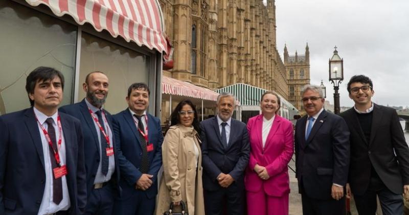 Moiseacutes acompantildeoacute a los gobernadores en Londres