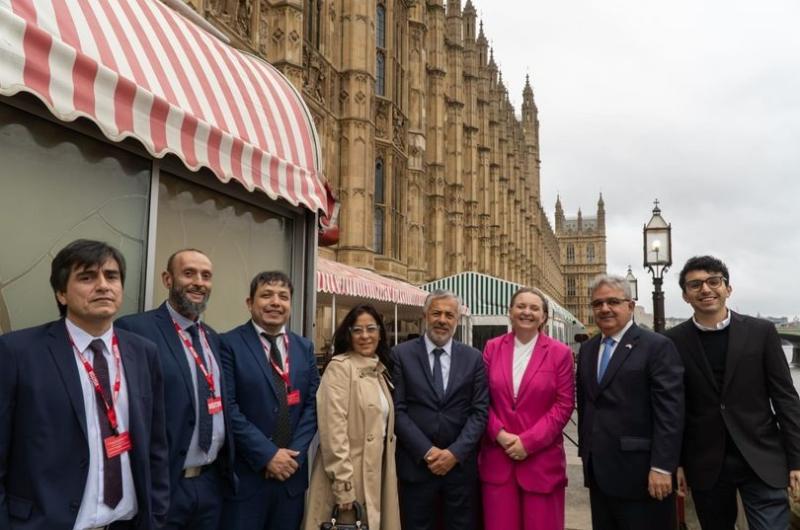 Moiseacutes acompantildeoacute a los gobernadores en Londres