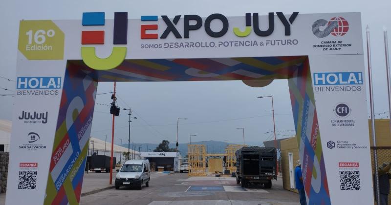 Avanzan los trabajos de armado de los stands que integraraacuten la Expojuy 2024