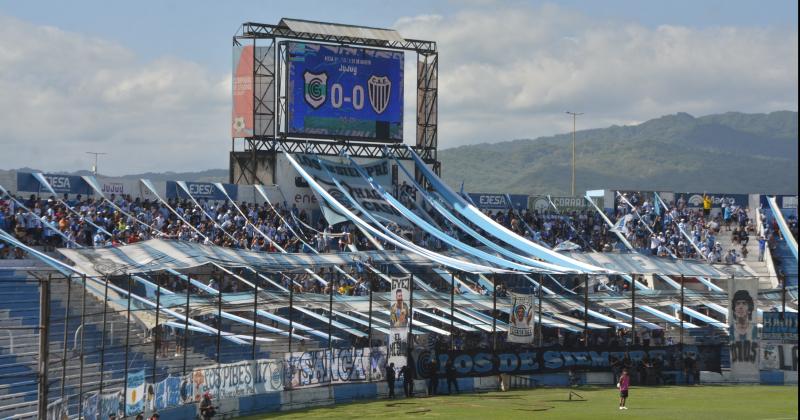 Gimnasia vencioacute a Estudiantes de Buenos Aires y se aseguroacute un lugar en el Reducido