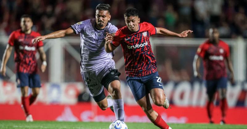 San Lorenzo le ganoacute a Barracas Central en un partido con poleacutemica