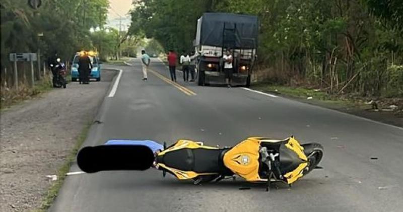 Choque fatal en El Carmen entre una moto y un camioacuten