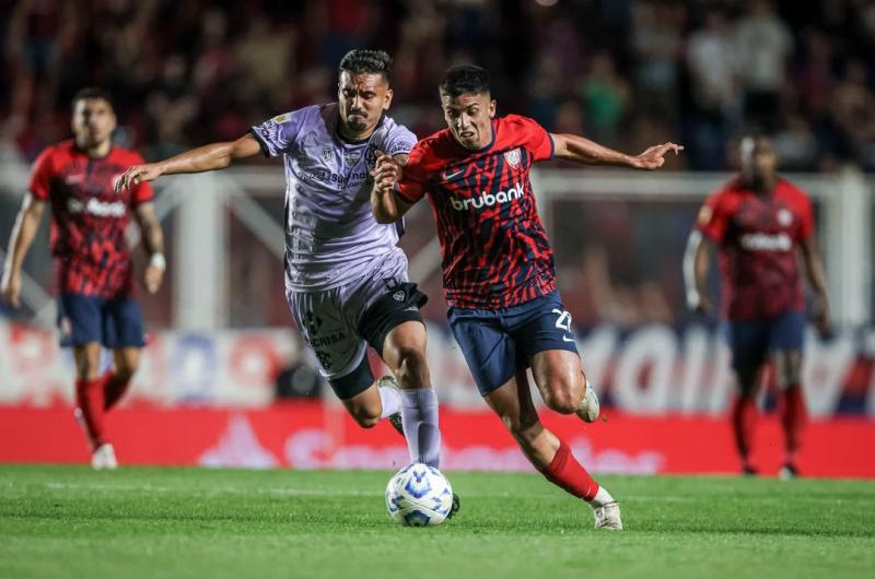 San Lorenzo le ganoacute a Barracas Central en un partido con poleacutemica