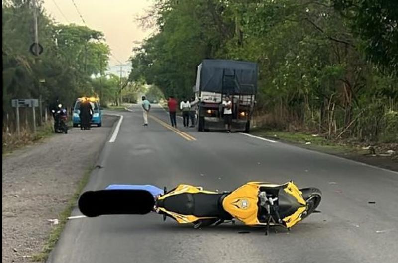 Choque fatal en El Carmen entre una moto y un camioacuten