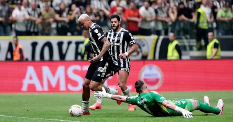 Atleacutetico Mineiro goleoacute a River y le complica la clasificacioacuten