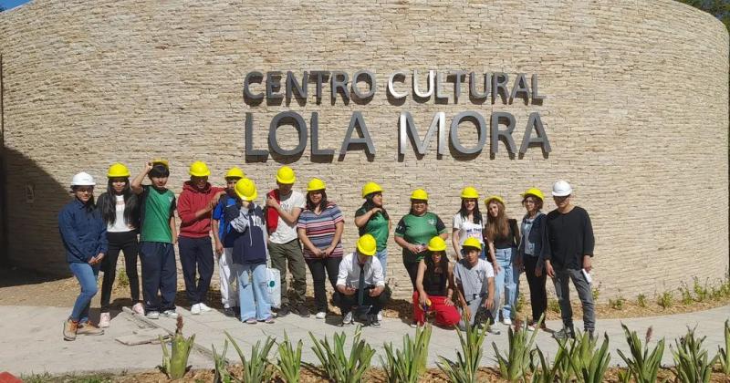 Estudiantes de distintos niveles formativos recorren obras del centro cultural Lola Mora