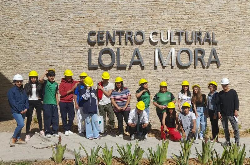 Estudiantes de distintos niveles formativos recorren obras del centro cultural Lola Mora