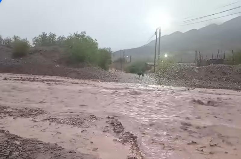 Tormenta en el norte dejan crecidas y corte de ruta en El Perchel 