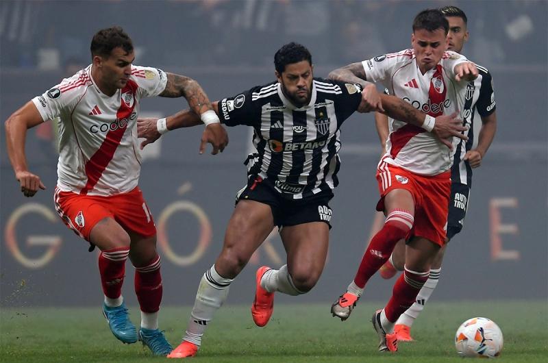 Atleacutetico Mineiro goleoacute a River y le complica la clasificacioacuten