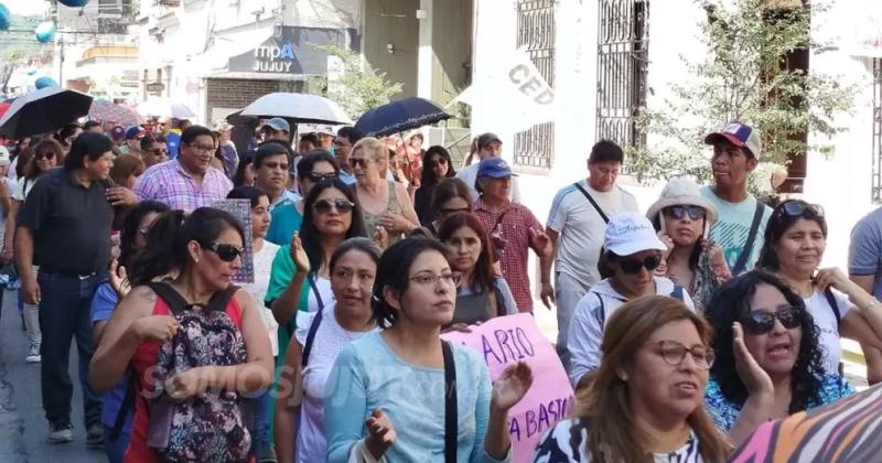 Gremios estatales marcharon en rechazo al aumento salarial otorgado en paritarias