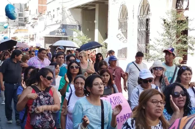 Gremios estatales marcharon en rechazo al aumento salarial otorgado en paritarias