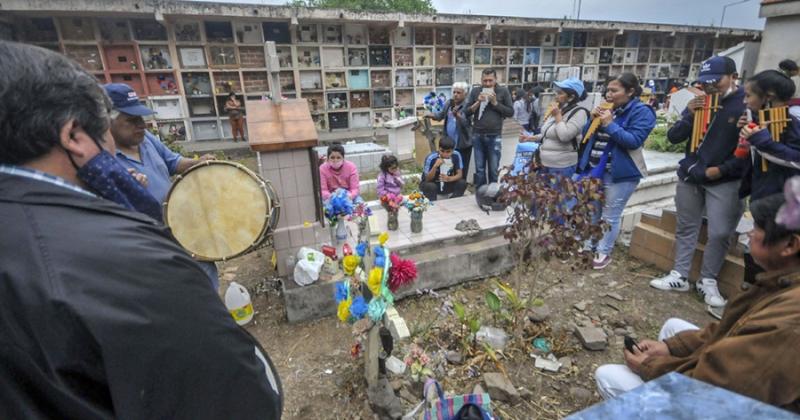 Los jujentildeos recordaraacuten a sus Difuntos en los cementerios 