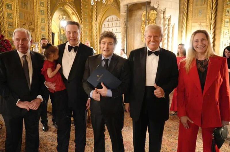 Milei fue a una gala en la mansioacuten de Trump