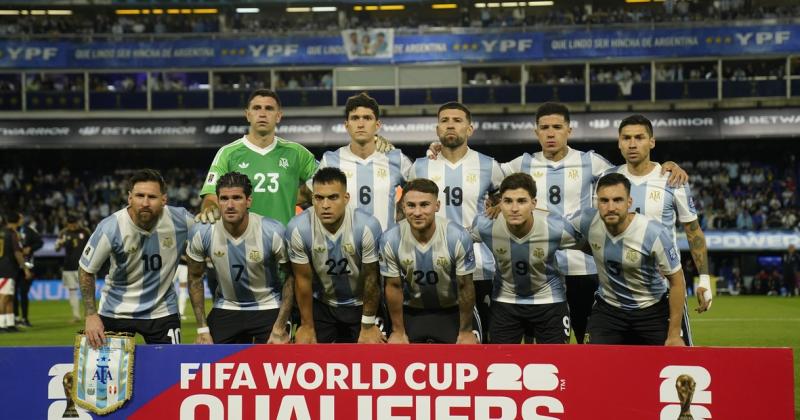 Con un golazo de Lautaro Martiacutenez Argentina le ganoacute a Peruacute