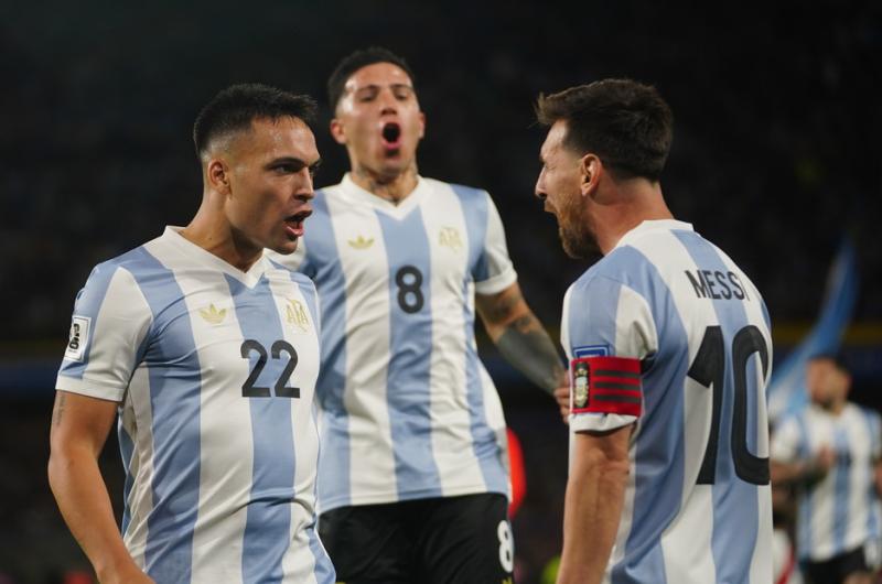 Con un golazo de Lautaro Martiacutenez Argentina le ganoacute a Peruacute