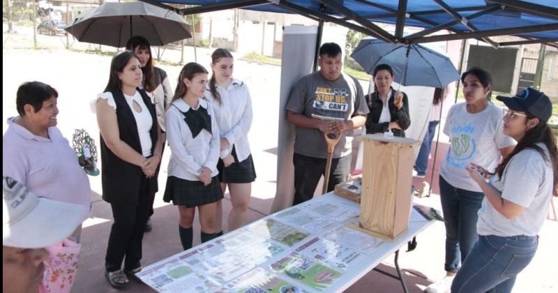 Estudiantes del colegio Nueva Siembra plantaron aacuterboles en las 182 Viviendas