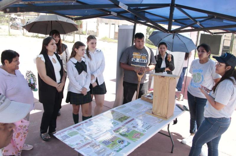 Estudiantes del colegio Nueva Siembra plantaron aacuterboles en las 182 Viviendas