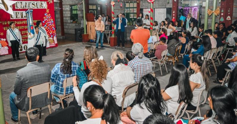 Centro de educacioacuten para joacutevenes y adultos entregoacute diplomas a 90 egresados