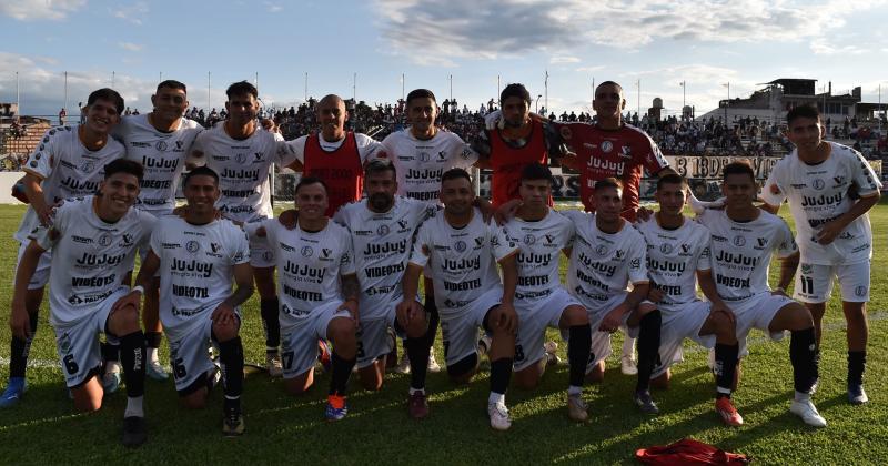 Zapla es el uacutenico jujentildeo en carrera y mantiene viva la ilusioacuten 