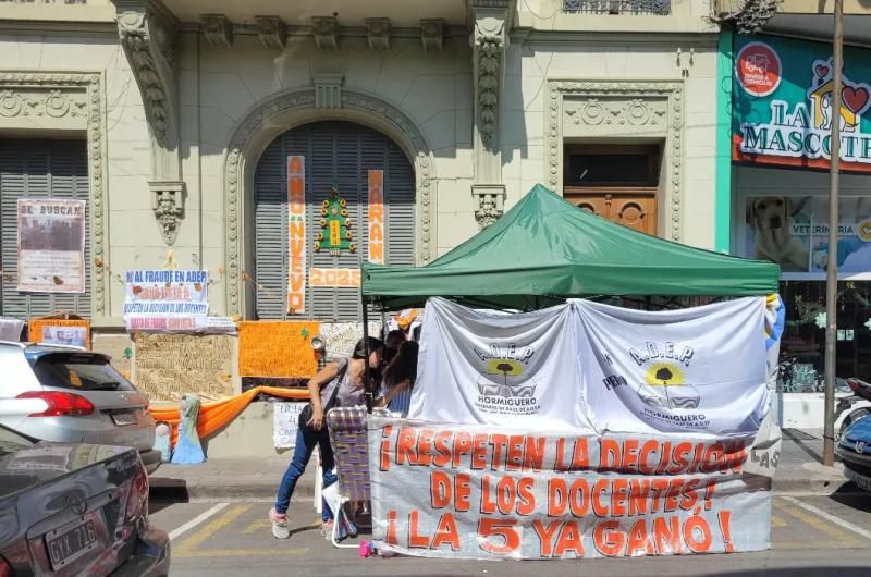 Docentes analizan profundizar las protestas por las elecciones de ADEP