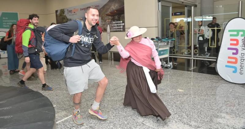 Carnavalito de bienvenida para los primeros turistas del 2025