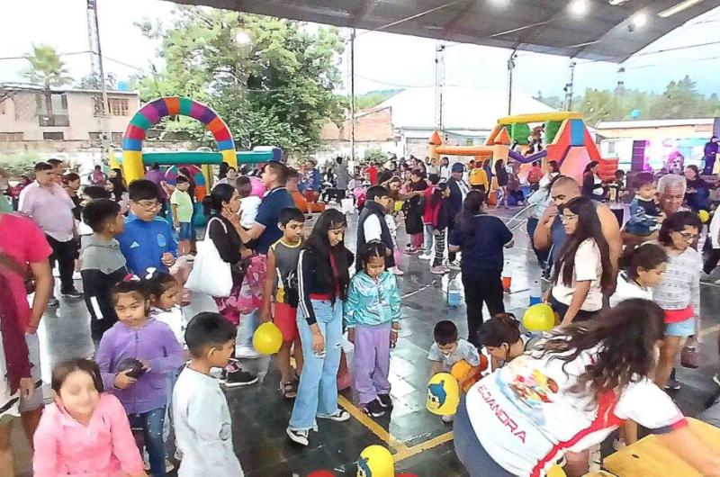 Serenata y alegriacutea junto a vecinos en el festejo de los Reyes Magos 