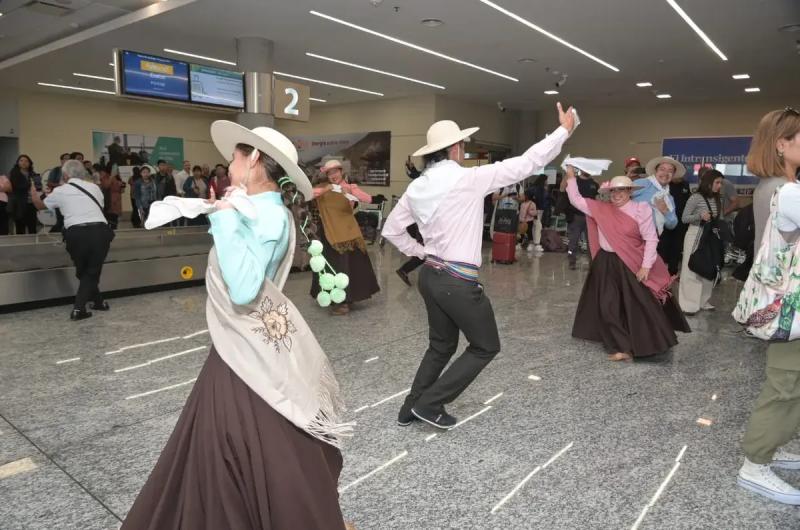 Carnavalito de bienvenida para los primeros turistas del 2025