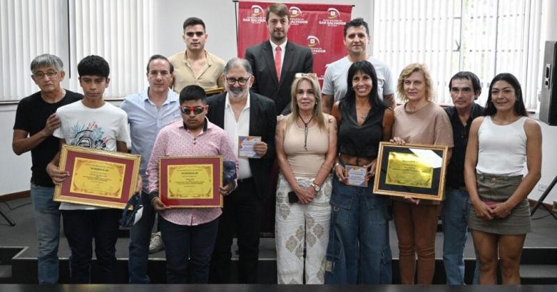 Joacutevenes deportistas recibieron los premios San Francisco de Asiacutes