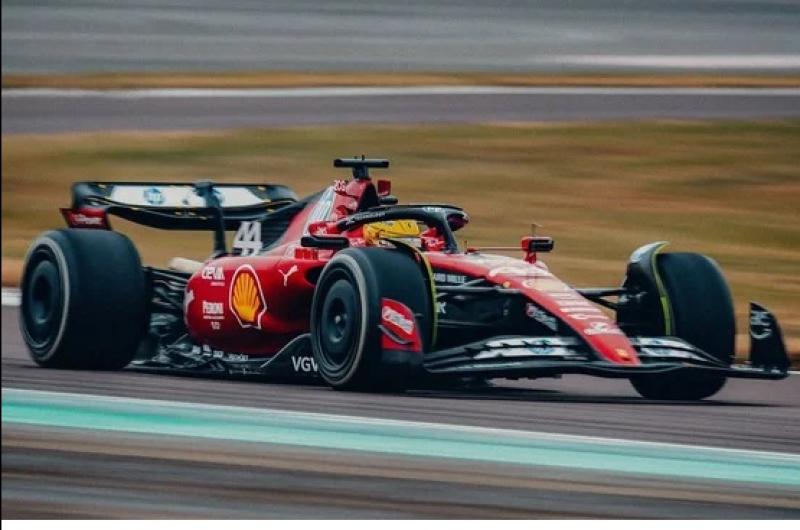 Hamilton proboacute la Ferrari por primera vez y generoacute el delirio de los fanaacuteticos