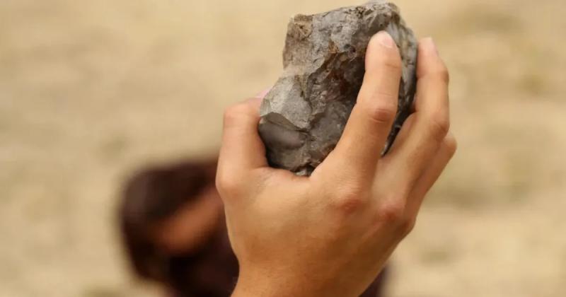 Recibioacute muacuteltiples golpes en el rostro con una piedra y tuvo que ser internado