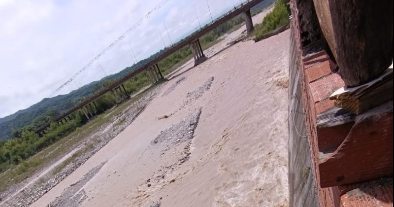 Tras las lluvias Recursos Hiacutedricos desvioacute curso de agua en Riacuteo Grande