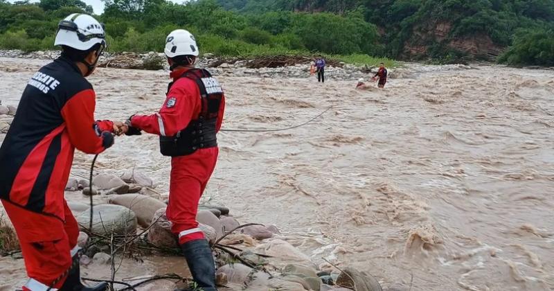 Rescataron a seis personas varadas por crecida de riacuteos prosigue el alerta amarillo