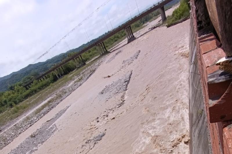 Tras las lluvias Recursos Hiacutedricos desvioacute curso de agua en Riacuteo Grande