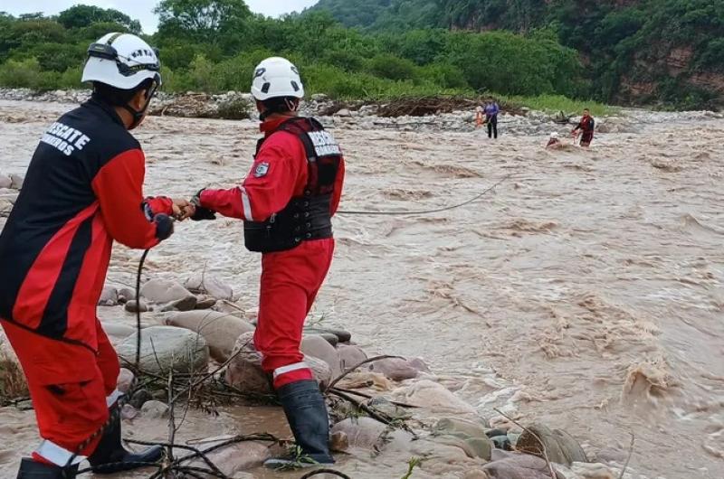 Rescataron a seis personas varadas por crecida de riacuteos prosigue el alerta amarillo