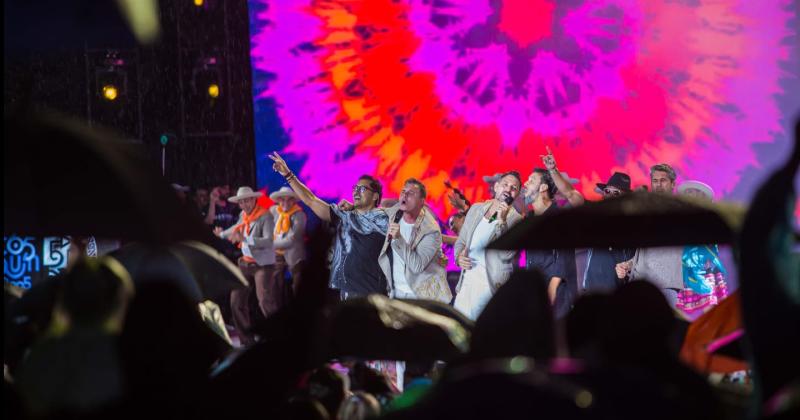 Cosquiacuten- ni la lluvia impidioacute el carnaval jujentildeo con Los Tekis