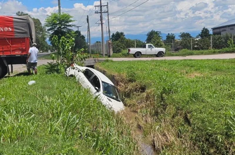 Conductor perdioacute el control de su auto y cayoacute a un canal en la Ruta 43