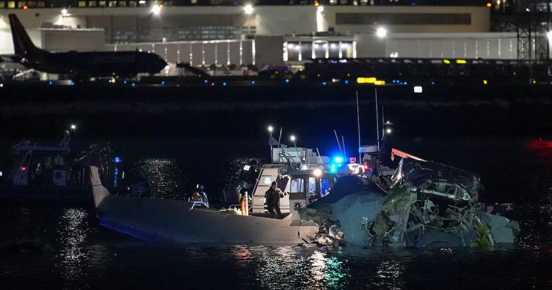 67 muertos al colisionar un avioacuten con un helicoacuteptero en Washington 