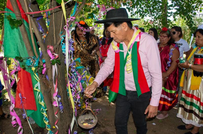 Presentacioacuten del Arete Guazuacute de la Nacioacuten Guaraniacute en la Capital