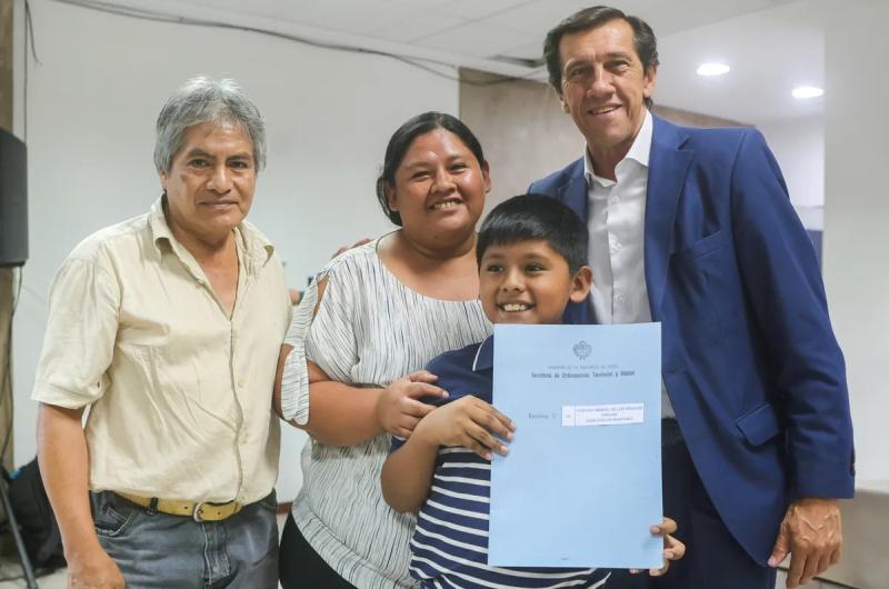 Sadir entregoacute escrituras que regularizan lotes a 55 familias 