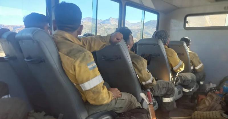 Jujentildeos colaboran con brigadistas de Neuqueacuten