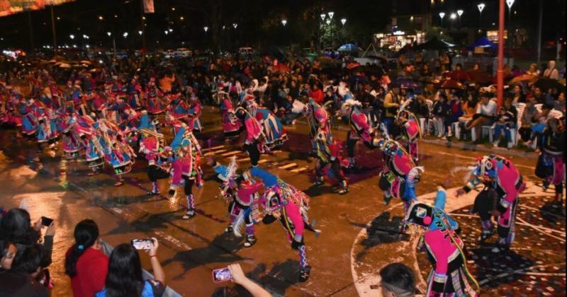 Cambios en el recorrido de colectivos y cortes de calles por corsos capitalinos