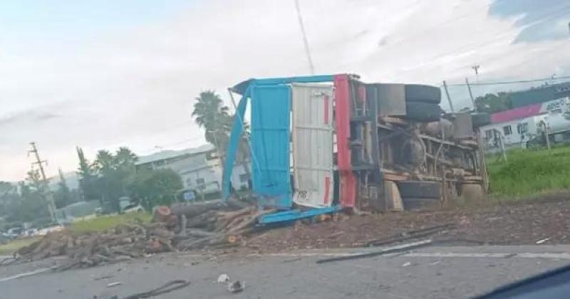 Choque entre un colectivo y un camioacuten con troncos en Ruta 66 Palpalaacute